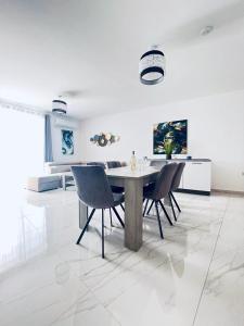 uma sala de jantar com mesa e cadeiras em Sliema Luxury Apartments - Wish Malta em Sliema