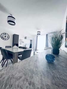 cocina y sala de estar con mesa y sillas en Sliema Luxury Apartments - Wish Malta, en Sliema