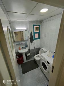 La petite salle de bains est pourvue de toilettes et d'un lavabo. dans l'établissement Bedroom 2, Couples should be married, à Abu Dhabi