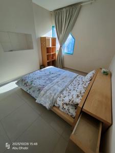 Habitación pequeña con cama y ventana en Bedroom 2, Couples should be married, en Abu Dabi