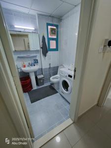 La petite salle de bains est pourvue de toilettes et d'un lavabo. dans l'établissement Bedroom 2, Couples should be married, à Abu Dhabi