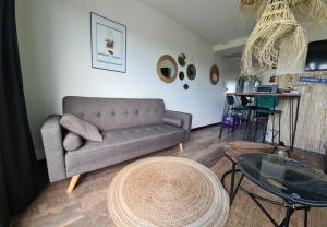 sala de estar con sofá y mesa en Appart hyper centre La Baule - Balcon vue dégagée, en La Baule