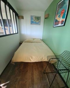 1 dormitorio pequeño con 1 cama y 1 silla en Appart hyper centre La Baule - Balcon vue dégagée, en La Baule