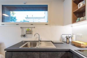 波隆那的住宿－HouSmart Toscana 53 Black，厨房设有水槽和窗户。