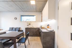 波隆那的住宿－HouSmart Toscana 53 Black，厨房以及带桌椅的用餐室。