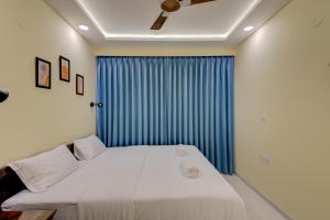 Voodi või voodid majutusasutuse Luxe 2BHK 10min from GOI airport with Pool access toas