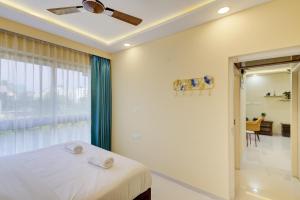 Voodi või voodid majutusasutuse Luxe 2BHK 10min from GOI airport with Pool access toas