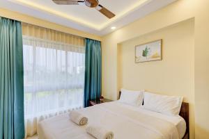 Voodi või voodid majutusasutuse Luxe 2BHK 10min from GOI airport with Pool access toas