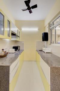 Köök või kööginurk majutusasutuses Luxe 2BHK 10min from GOI airport with Pool access