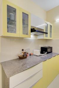 Kitchen o kitchenette sa Luxe 2BHK by Coral BnB with Pool access