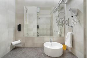 Vannituba majutusasutuses Luxe 2BHK 10min from GOI airport with Pool access