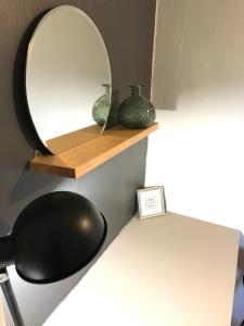 ein Spiegel auf einem Regal mit zwei Vasen drauf in der Unterkunft Superbe bas de villaIX in Aix-en-Provence