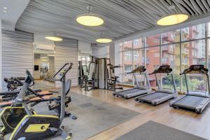 un gimnasio con varias cintas de correr y máquinas cardiovasculares en Luxe 2BHK by Coral BnB with Pool access, en Dabolim