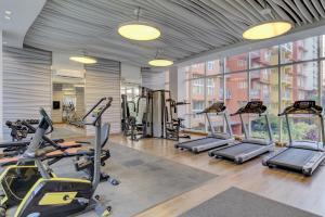 Fitness centrum a/nebo fitness zařízení v ubytování Luxe 2BHK 10min from GOI airport with Pool access