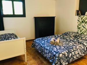 ein Schlafzimmer mit einem Bett mit zwei Handtüchern darauf in der Unterkunft Superbe bas de villaIX in Aix-en-Provence