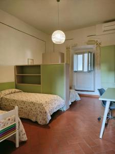 1 dormitorio con 2 camas y mesa en Foresteria San Niccolò, en Prato