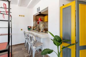 uma cozinha com paredes amarelas e brancas em Studio Rooftop em Tânger