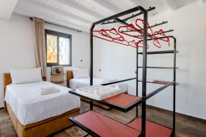 um quarto com uma cama e um espelho em Studio Rooftop em Tânger