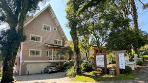 una casa con un cartel delante en Pousada Vovô Nino, en Gramado