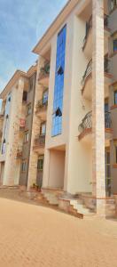 um grande edifício com janelas do lado em Beniez apartment em Kampala