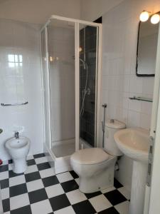 W łazience znajduje się prysznic, toaleta i umywalka. w obiekcie Foresteria San Niccolò w mieście Prato