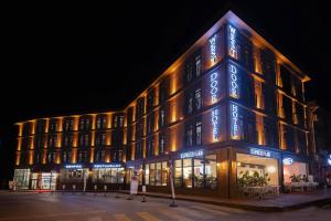 um edifício com luzes azuis na lateral em WestDoor Hotel em Edirne