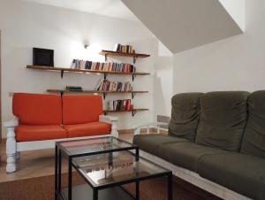 ein Wohnzimmer mit einem Sofa und einem Couchtisch in der Unterkunft Alloggio al 29 in Ronciglione