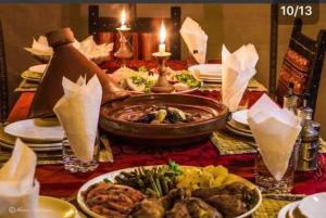 una mesa con platos de comida encima en Bivouac Erg chegaga, en Zagora