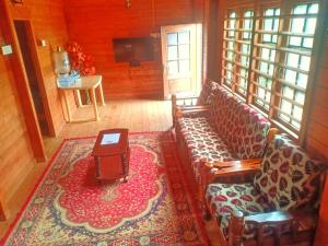 Posezení v ubytování Joy Eco Woodhouse - 3 Bhk House