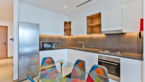 Dapur atau dapur kecil di Luxury StayCation - Tranquil Waters: 2BR Luxury Apart in Dubai Marina