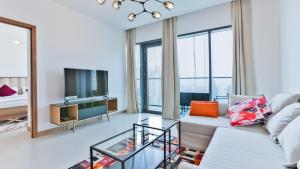 Ruang duduk di Luxury StayCation - Tranquil Waters: 2BR Luxury Apart in Dubai Marina
