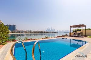 Bazén v ubytování Charming 5BR Villa with Assistant's Room and Private Pool on Palm Jumeirah by Deluxe Holiday Homes nebo v jeho okolí
