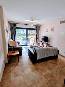 ein Wohnzimmer mit Sofa und Fernseher in der Unterkunft Duquesa Suites Gardens ground floor close to Port, beach in Manilva + 93 Fotos