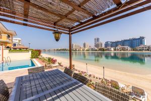 Výhled na bazén z ubytování Charming 5BR Villa with Assistant's Room and Private Pool on Palm Jumeirah by Deluxe Holiday Homes nebo okolí