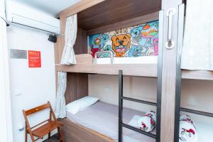een stapelbed in een kleine kamer met een stapelbed in een kamer bij Barcelona & You Hostel Sagrada Familia in Barcelona