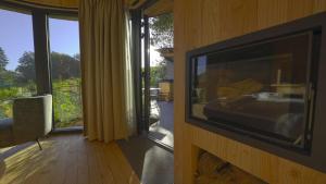 a room with a tv on the side of a wall at Cabanes avec jacuzzi les pieds dans la vignes in Incourt