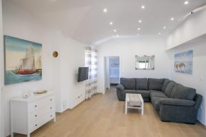 Televisyen dan/atau pusat hiburan di Holiday home Tina with Private Pool