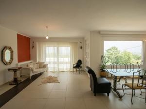Villa Portitsa في كارديتسا: غرفة معيشة مع أريكة وطاولة