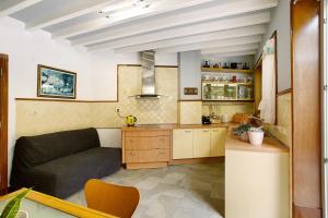 a living room with a couch and a kitchen at Duplex Carmelo y Carmela in Teror