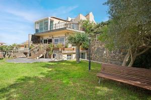 a park bench in front of a house at Duplex Carmelo y Carmela in Teror