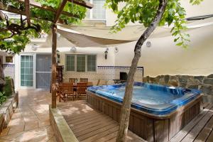 a hot tub in the middle of a patio at Duplex Carmelo y Carmela in Teror