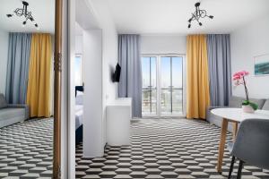 pokój hotelowy z łóżkiem i stołem w obiekcie Apartamenty Prymasa Residence w Warszawie
