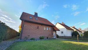 een stenen huis met een rood dak bij Privatunterkunft in Celle in Celle