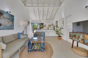 uma sala de estar com um sofá e uma mesa em Waterlands Villa Sol Bonaire em Kralendijk