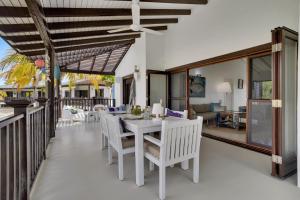 uma sala de jantar e sala de estar com mesa e cadeiras em Waterlands Villa Sol Bonaire em Kralendijk