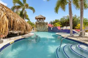uma piscina com um gazebo e palmeiras em Waterlands Villa Sol Bonaire em Kralendijk
