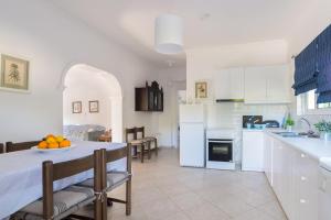 una cocina con una mesa con un tazón de naranjas. en Villa Lilly, en Tragaki