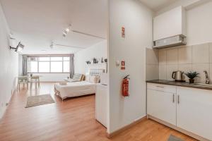 una cucina e un soggiorno con divano di Travel & Live Aliados Apartment a Porto