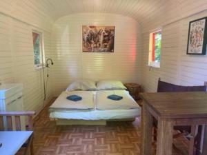 Ένα ή περισσότερα κρεβάτια σε δωμάτιο στο Schwedenhaus am Wukensee nähe Berlin