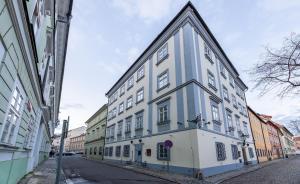 um edifício branco ao lado de uma rua em Nosticova Apartments em Praga